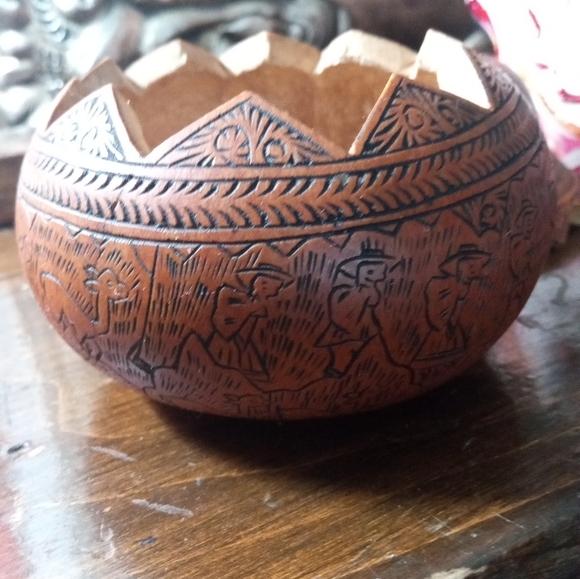 Vintage Peruvian hand carved gourd - Picture 2 of 8